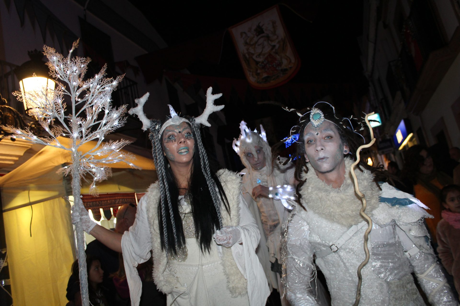 Criaturas blancas del bosque en el pasacalles nocturno Criaturas blancas del bosque en el pasacalles nocturno