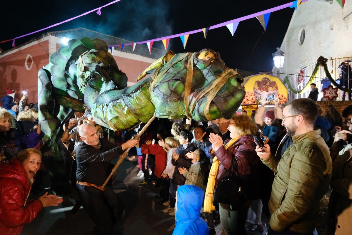 Dragón gigante entre el público del mercado Dragón gigante entre el público del mercado