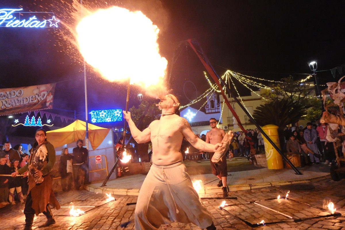 Escupefuegos en la noche del Mercado Medieval de Gines Escupefuegos en la noche del Mercado Medieval de Gines
