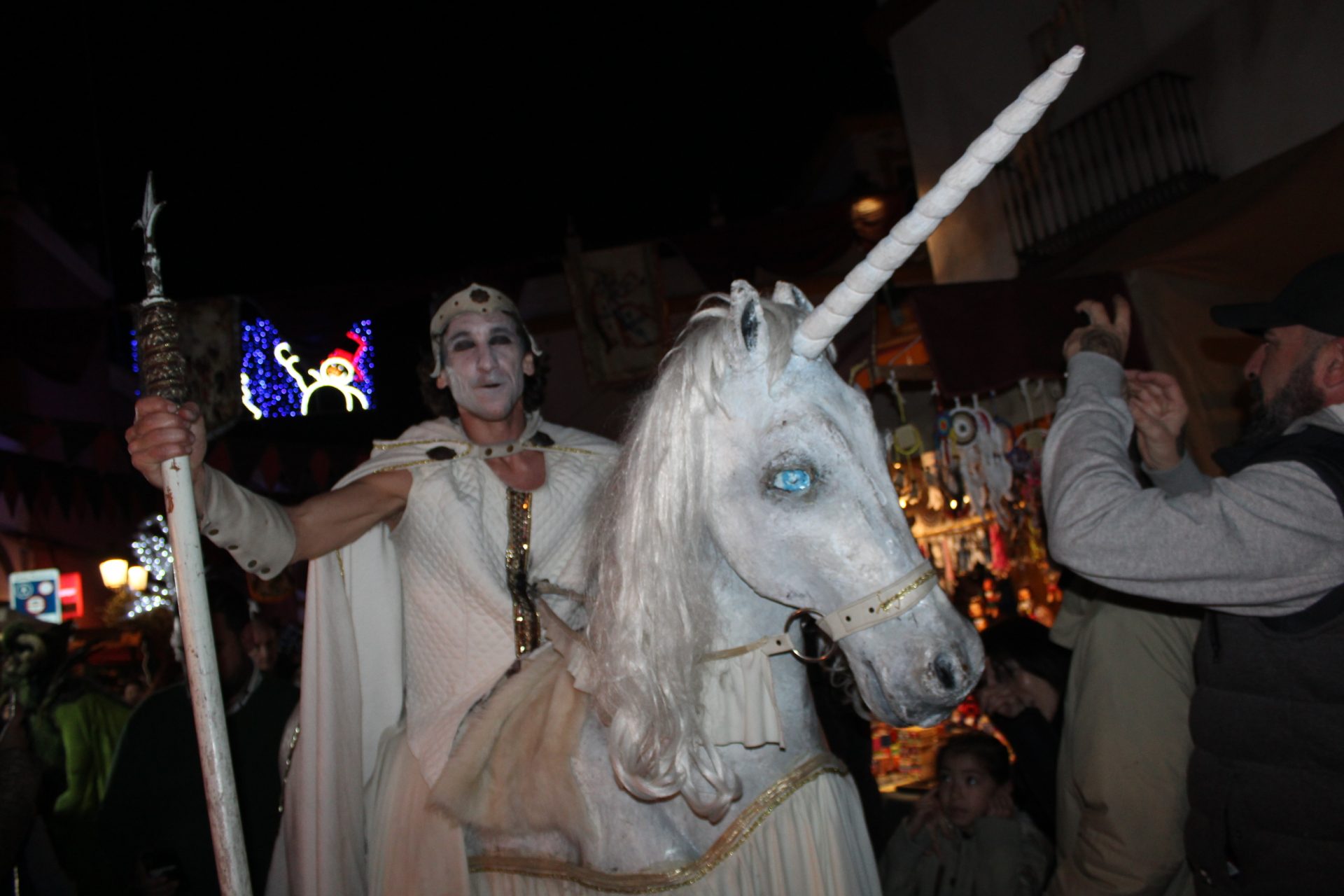 Unicornio y criaturas de leyenda paseando por el mercado Unicornio y criaturas de leyenda paseando por el mercado
